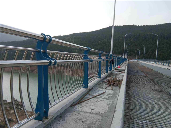 阿拉善不锈钢桥梁护栏的特点及其在桥梁安全中的重要作用