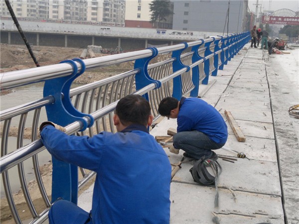 阿拉善不锈钢桥梁护栏除锈维护的重要性及其方法